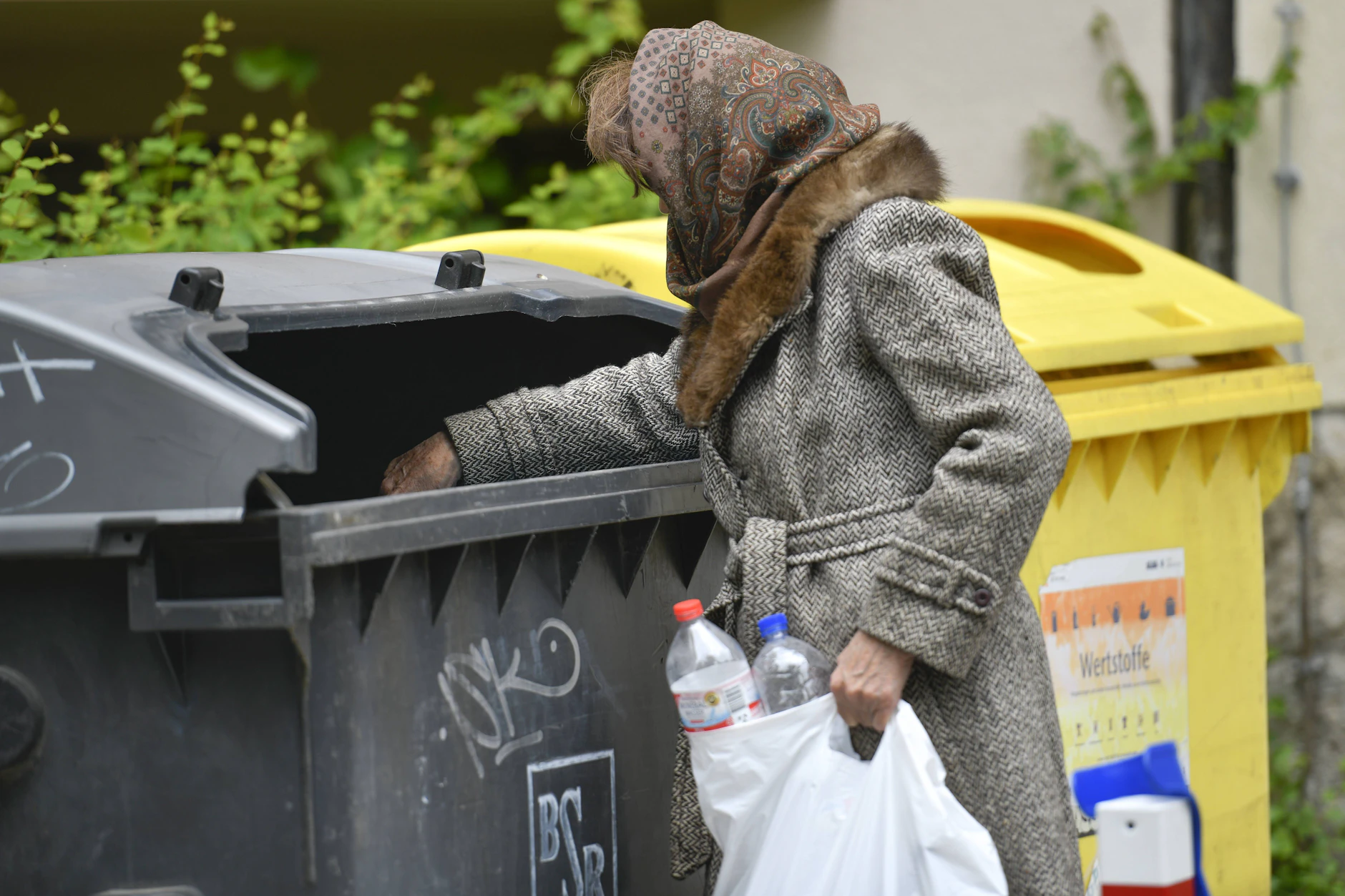 Senioren, die nach Pfandflaschen suchen, um ihre mickrige Rente aufzustocken, sind leider kein seltener Anblick in Städten wie Berlin.