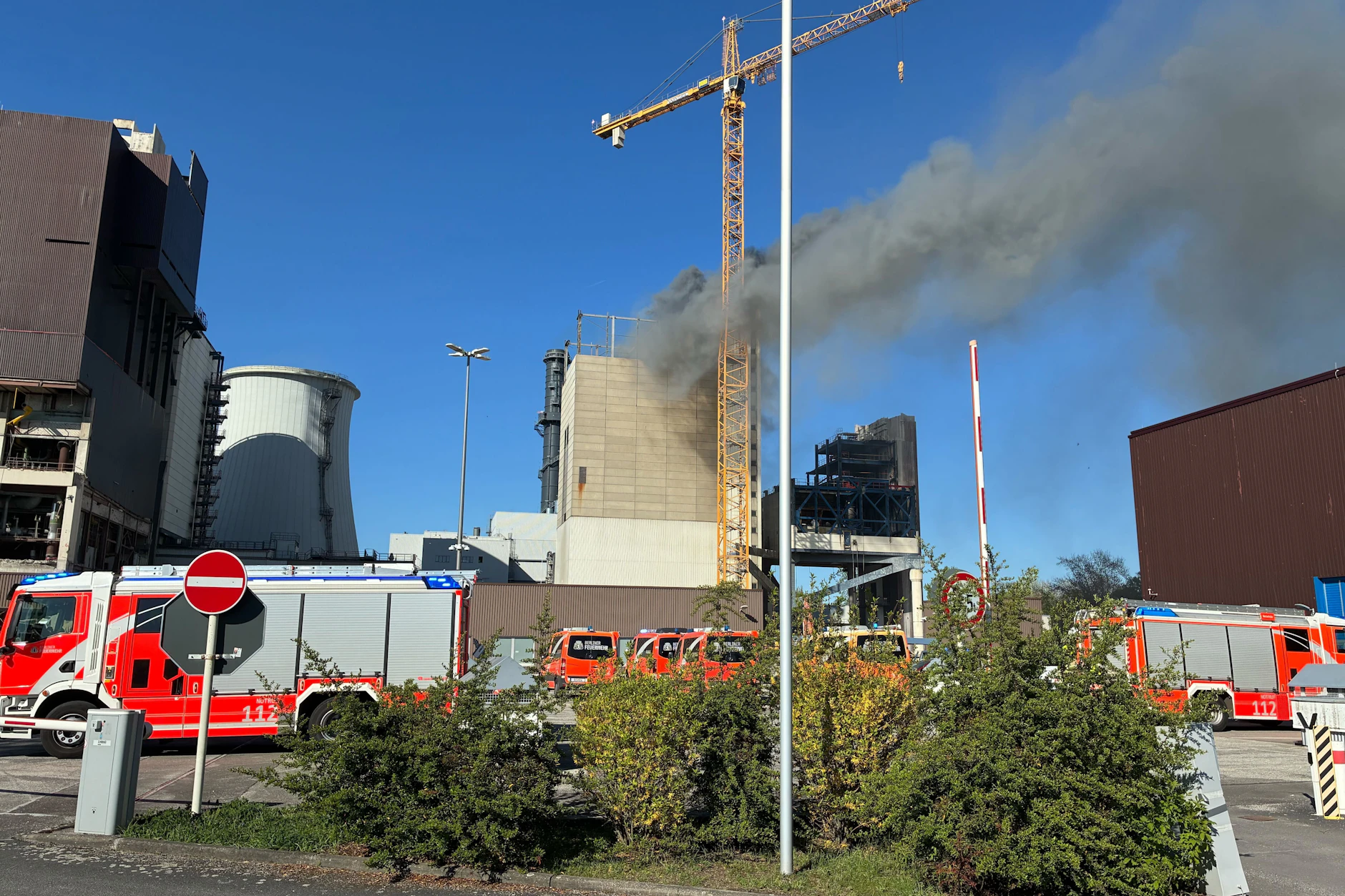 Am Mittwochnachmittag fuhr die Feuerwehr zur Brandbekämpfung auf ein Kraftwerkgelände in Lichterfelde.