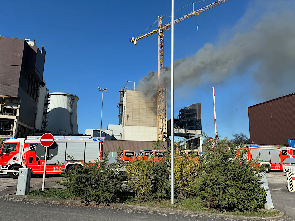 Am Mittwochnachmittag fuhr die Feuerwehr zur Brandbekämpfung auf ein Kraftwerkgelände in Lichterfelde.