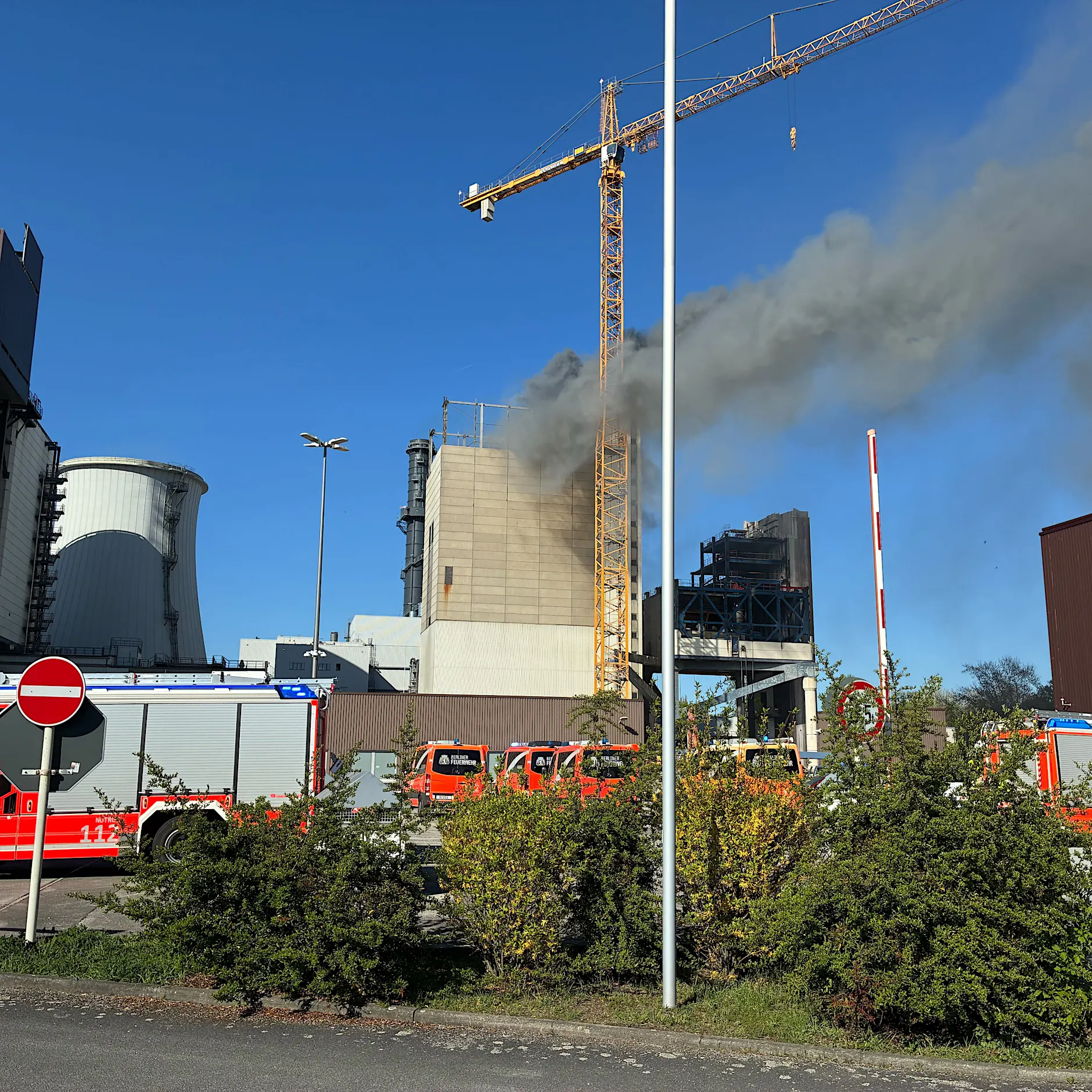 Brand in Berlin-Lichterfelde: Feuer auf Heizkraftwerk-Gelände ausgebrochen