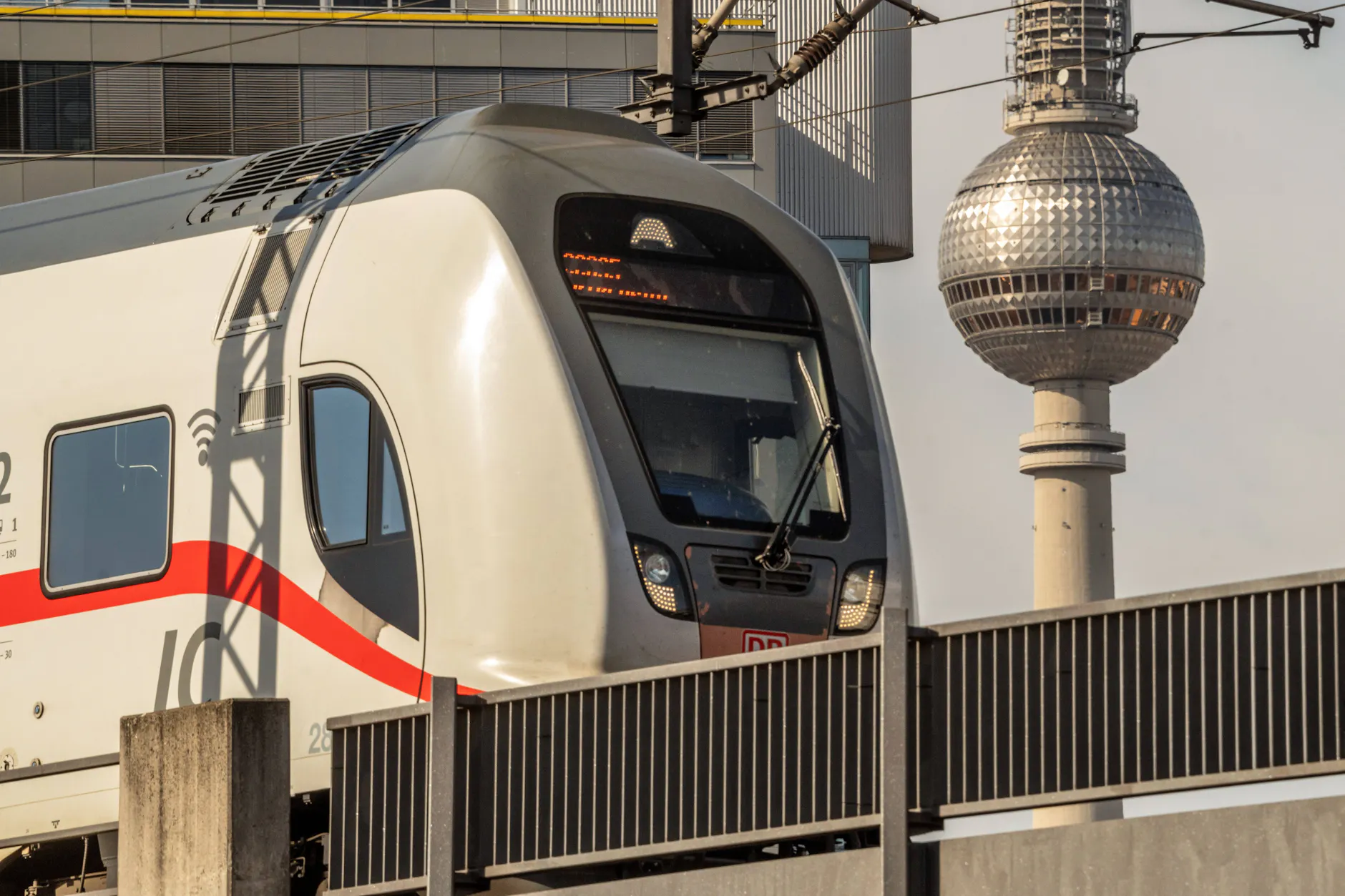 Intercity vor dem Berliner Fernsehturm, auf der Strecke zwischen Berliner Hauptbahnhof und Ostbahnhof. Hier wird bald gebaut.