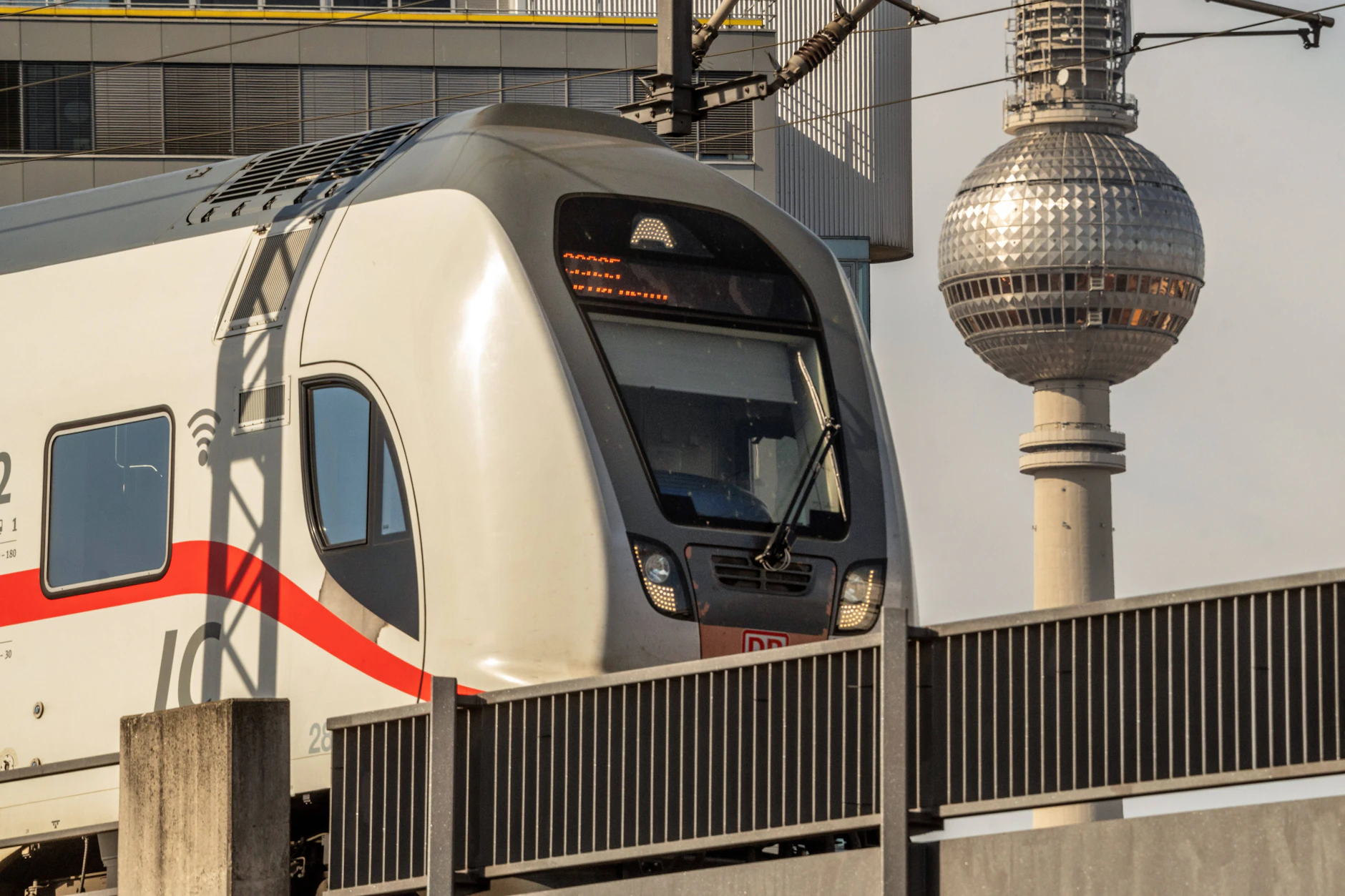 Intercity vor dem Berliner Fernsehturm, auf der Strecke zwischen Berliner Hauptbahnhof und Ostbahnhof. Hier wird bald gebaut.