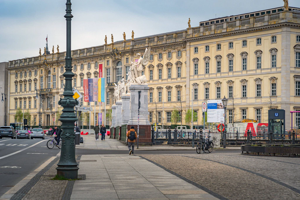 Die Spreepromenade am Humboldt-Forum in Berlin-Mitte wurde im September zum Schauplatz einer tödlichen Auseinandersetzung.