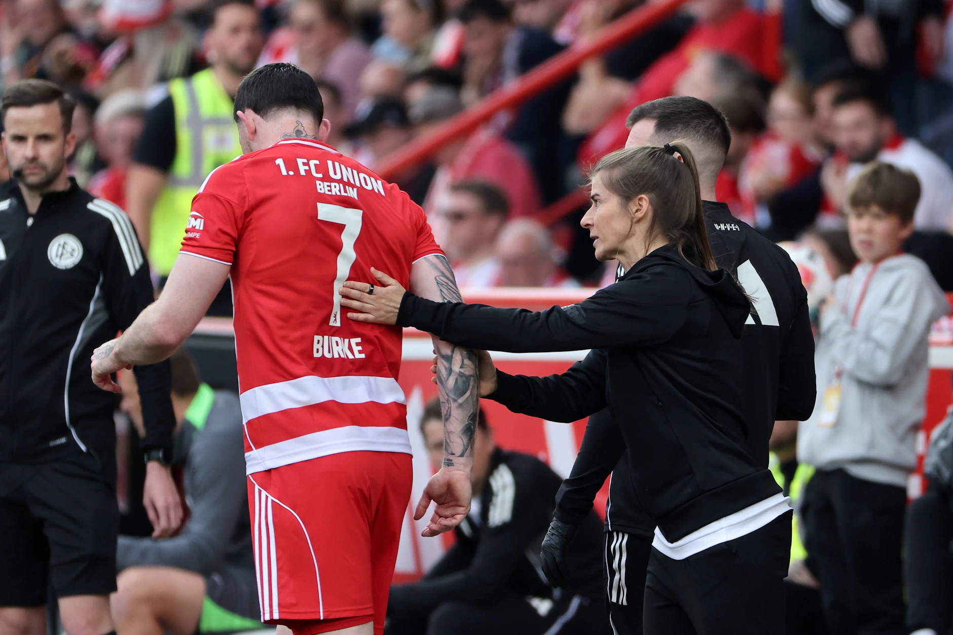 Klaps für den Stürmer: Trainerin Marie-Louise Eta baut auch in Leipzig auf Oliver Burke.