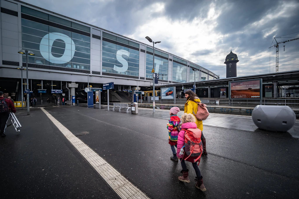 Fahrgäste am Ostkreuz. Außer einzelnen Fernzügen stoppen an dem wichtigen Knotenpunkt derzeit fast ausschließlich S-Bahnen und Regionalzüge. Das wird sich im Juni temporär ändern.