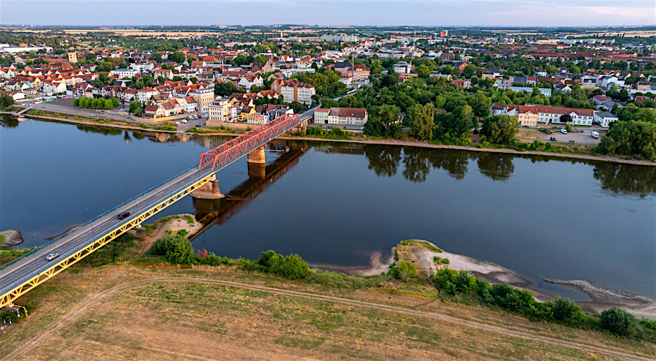 Blick auf Schönebeck: Während die Stadt seit Jahrzehnten Einwohner verliert, soll am Stadtrand ein neues Wohngebiet mit 240 Einheiten entstehen.