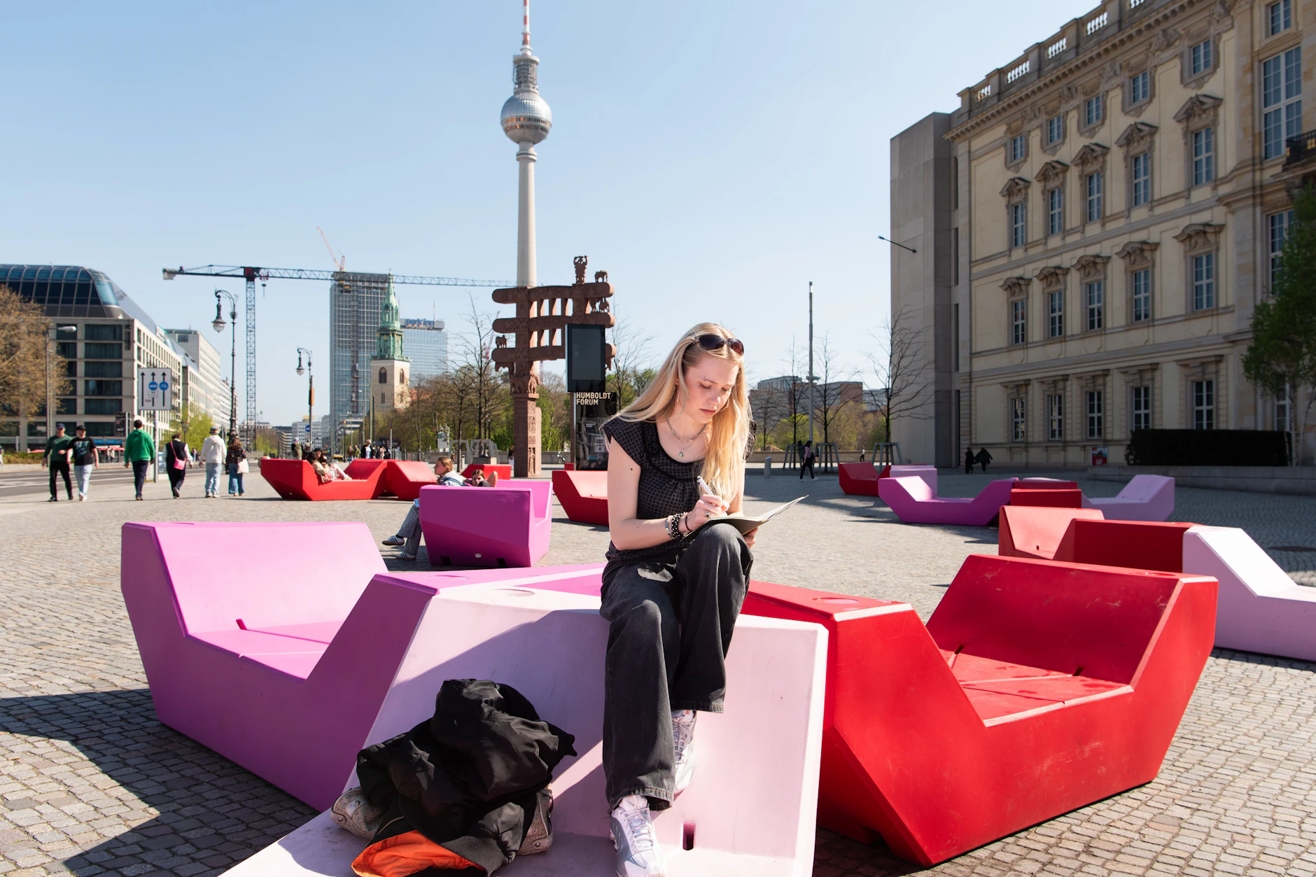 Ohne Geldbeutel vor dem Humboldt-Forum in Berlin.