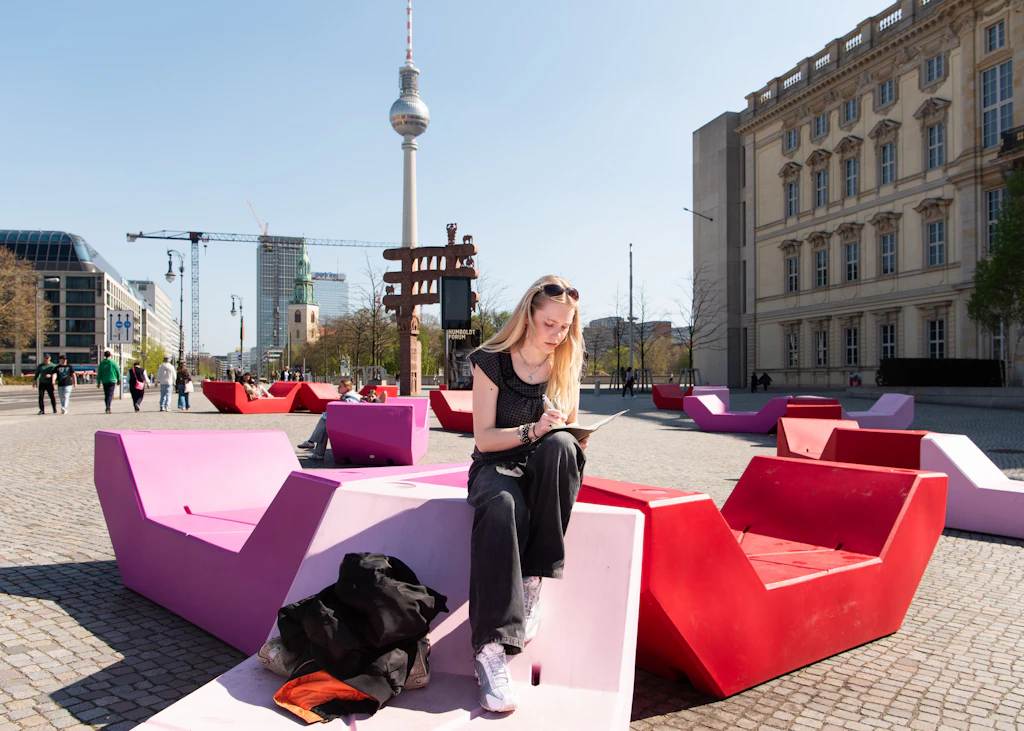 Ohne Geldbeutel vor dem Humboldt-Forum in Berlin.