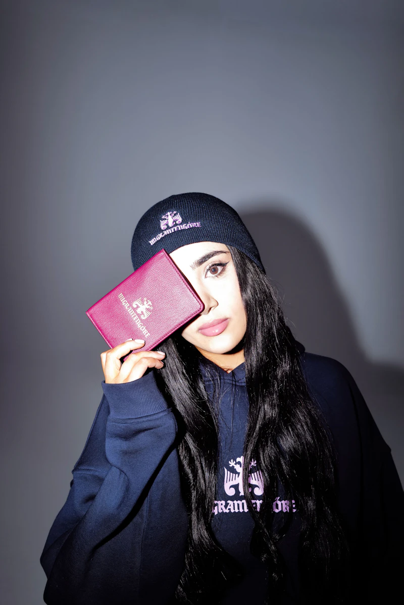 Die „Migrantengöre“ des Internets: Wie Elisa Gez Hass mit Humor begegnet