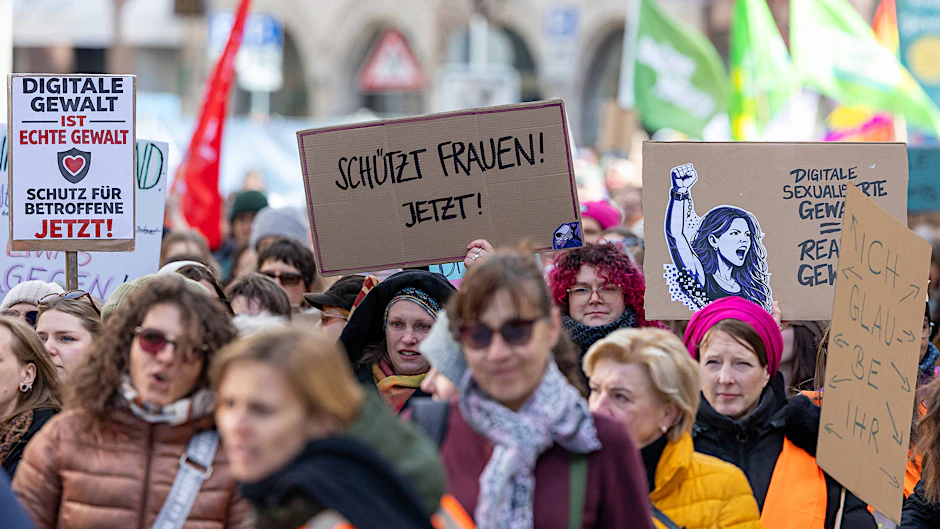 Demonstration gegen sogenannte sexualisierte digitale Gewalt.