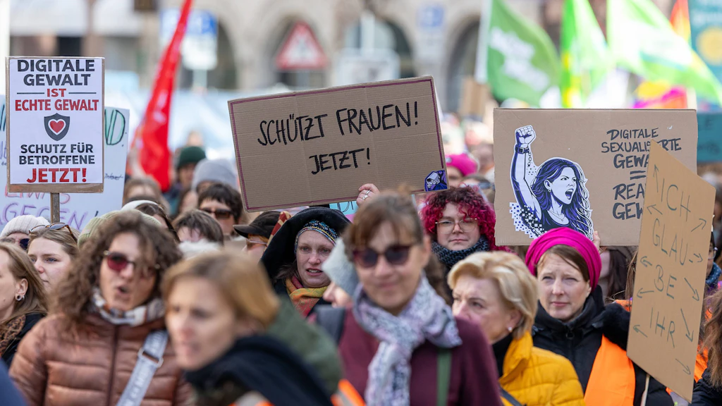 Demonstration gegen sogenannte sexualisierte digitale Gewalt.