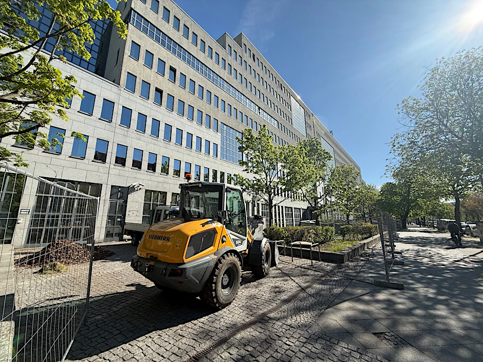 Ein Bagger steht vor dem ehemaligen Bürokomplex an der Hasenheide. In dem Gebäude sollen noch in diesem Jahr die ersten Flüchtlinge untergebracht werden.