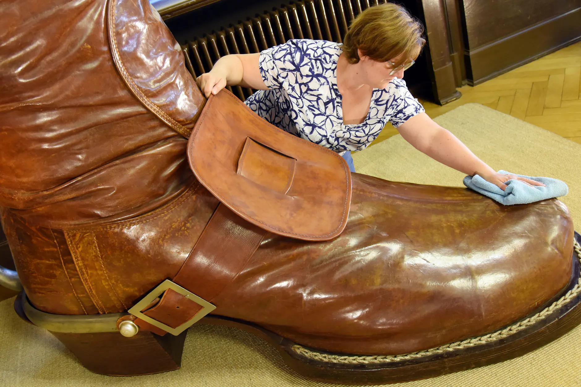 In der "Stiefelstadt" Döbeln gibt es im Sitzungssaal im Rathaus einen 3,70 Meter hohen Stiefel.