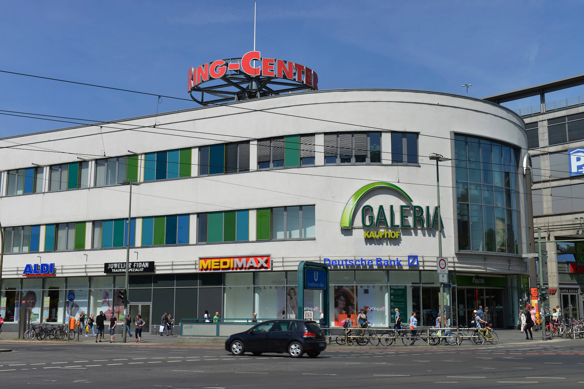 Die Kaufhof Filiale im Ring Center wurde geschlossen, heute hat der Discounter Woolworth übernommen.