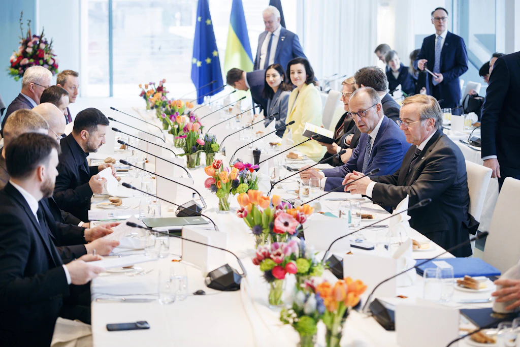Deutsche und ukrainische Regierungsvertreter besprechen am 14. April 2026 im Kanzleramt die „S<a href="https://www.bundesregierung.de/resource/blob/974430/2420616/2810b1a2113c7d4687e75b47251397bc/2026-04-14-erklaerung-deutsch-ukrianische-regierungskonsultationen-deutsch-data.pdf?download=1">trategische Partnerschaft zwischen Deutschland und der Ukrain</a>e“