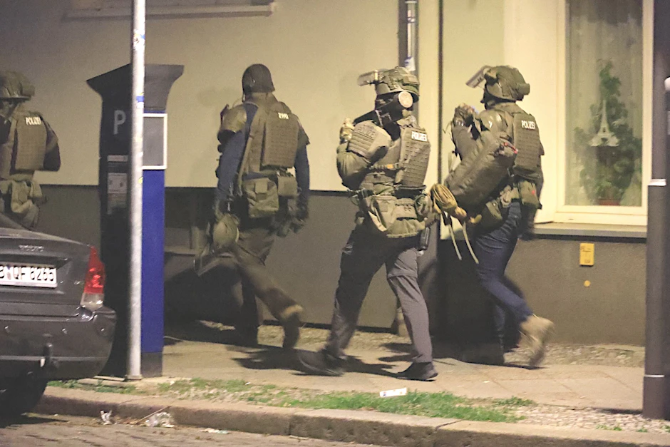 Die SEK-Beamten stürmten um Mitternacht eine Wohnung in Wedding.