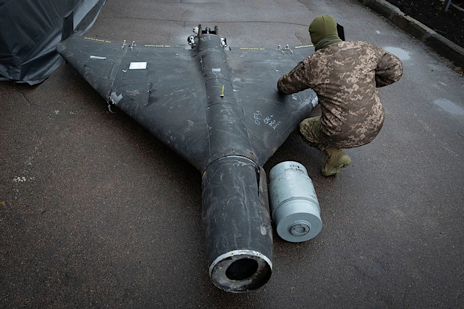 Ein ukrainischer Offizier untersucht eine abgeschossene Shahed-Drohne