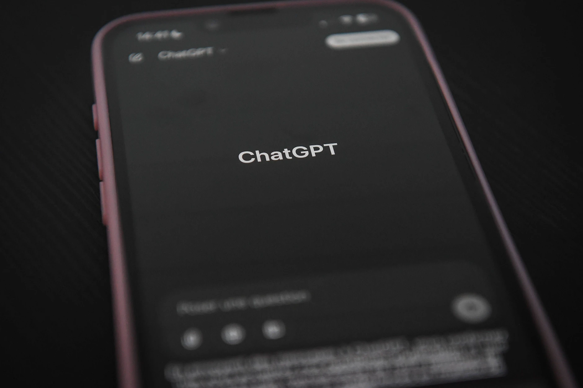 Ein Handy mit der ChatGPT-App: Der US-Konzern hinter der App, OpenAI, steht nun im Zentrum von Ermittlungen in Florida.