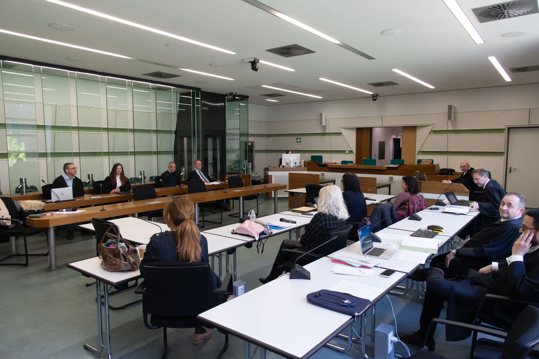 <a href="https://www.berliner-kurier.de/kriminalitaet/kokain-schmuggel-ueber-hamburger-hafen-staatsanwaltschaft-berlin-erhebt-anklage-li.10031759">Fünf Männer müssen sich vor Gericht nun</a> wegen des Drogenschmuggels verantworten.