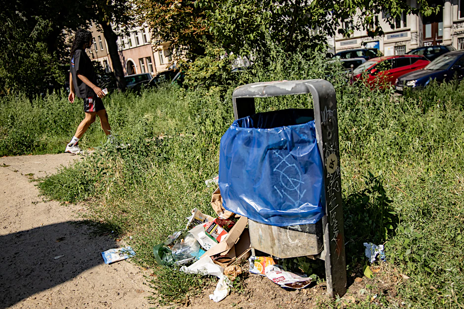 Vermüllung auf dem Spielplatz am Hohenstaufenplatz der Grimmstraße in Berlin