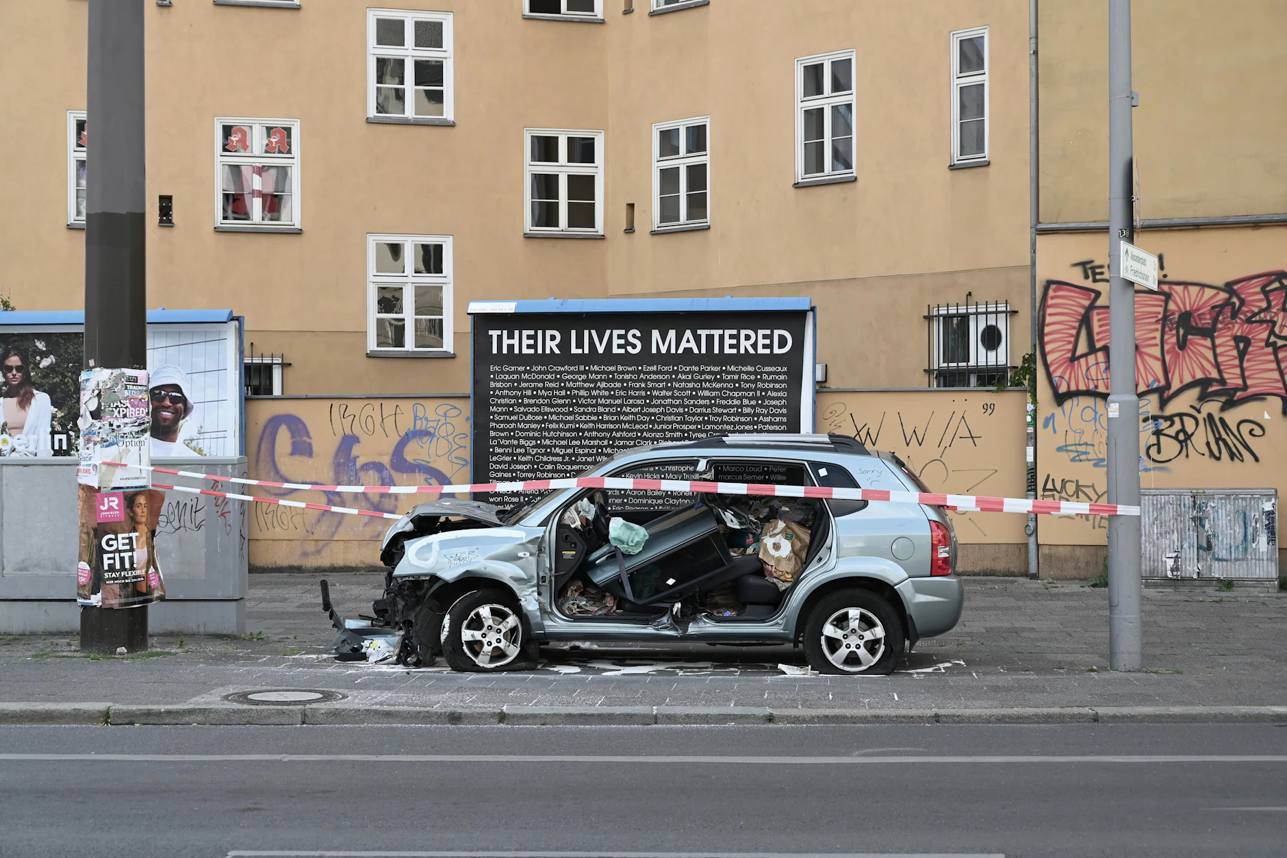 Ein Unfallwagen steht tagelang an der Karl-Liebknecht Ecke Torstraße und wird zur Müllhalde.