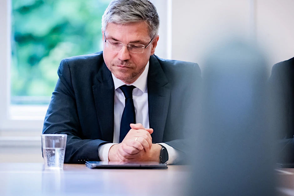 Mike Schubert (SPD), abgewählter Oberbürgermeister von Potsdam, hatte die „erlebte Praxis“ seines Amtsvorgängers Jann Jakobs (SPD) fortgeführt und jahrelang kostenlosen VIP-Tickets für Sportveranstaltungen genutzt.