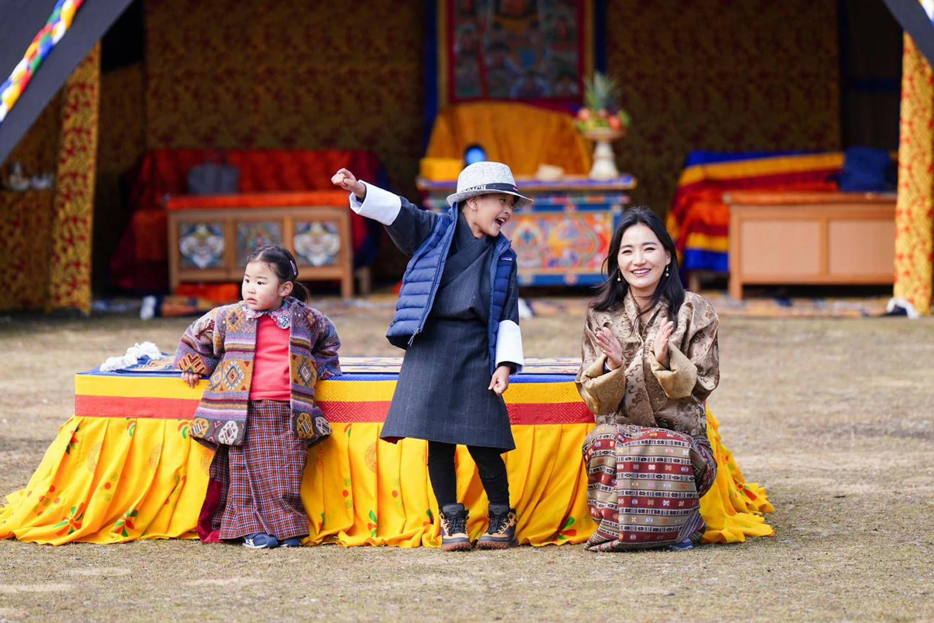 Die bhutanische Königin Jetsun Pema nimmt mit ihren Kindern Gyalsey Ugyen Wangchuck und Gyalsem Sonam Yangden Wangchuck an der Eröffnungszeremonie des 8. Royal Highland Festival teil.