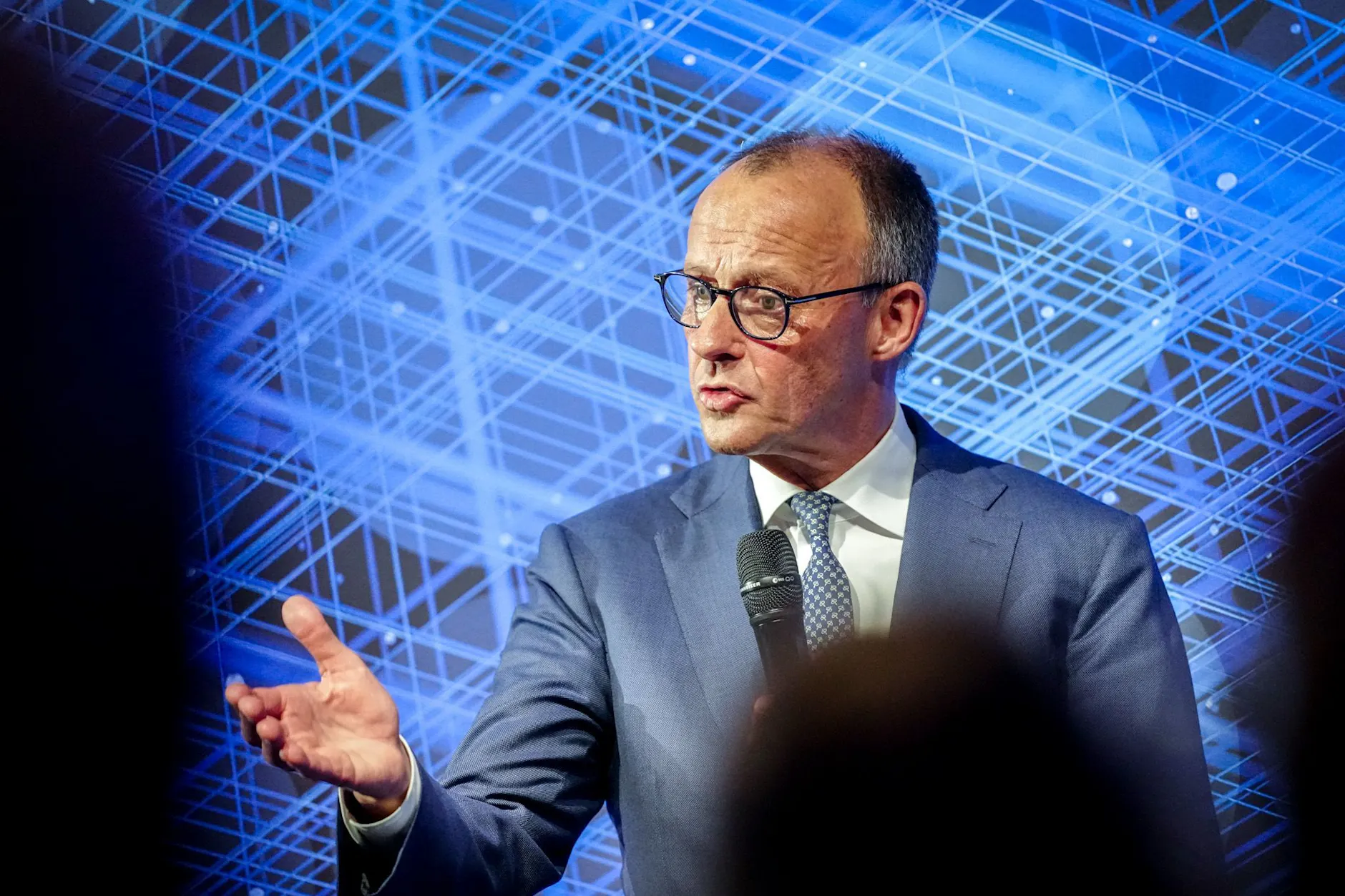 Für Friedrich Merz soll die gesetzliche Rente künftig nur noch das Nötigste sichern. Den Rest sollen die Bürger selbst stemmen.