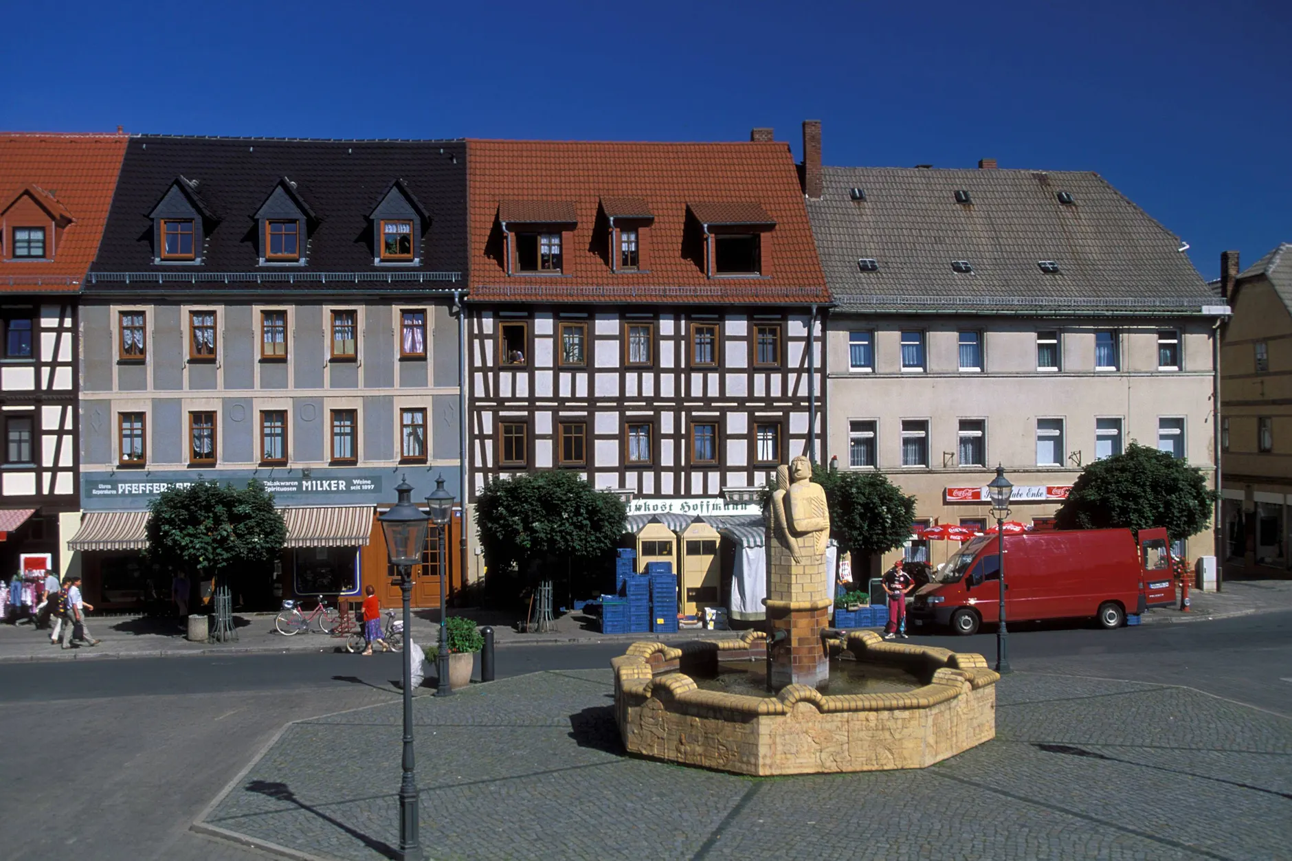 Die Stadt Schmölln in Thüringen trägt den schönen Beinamen „Knopf- und Mutzbratenstadt“.