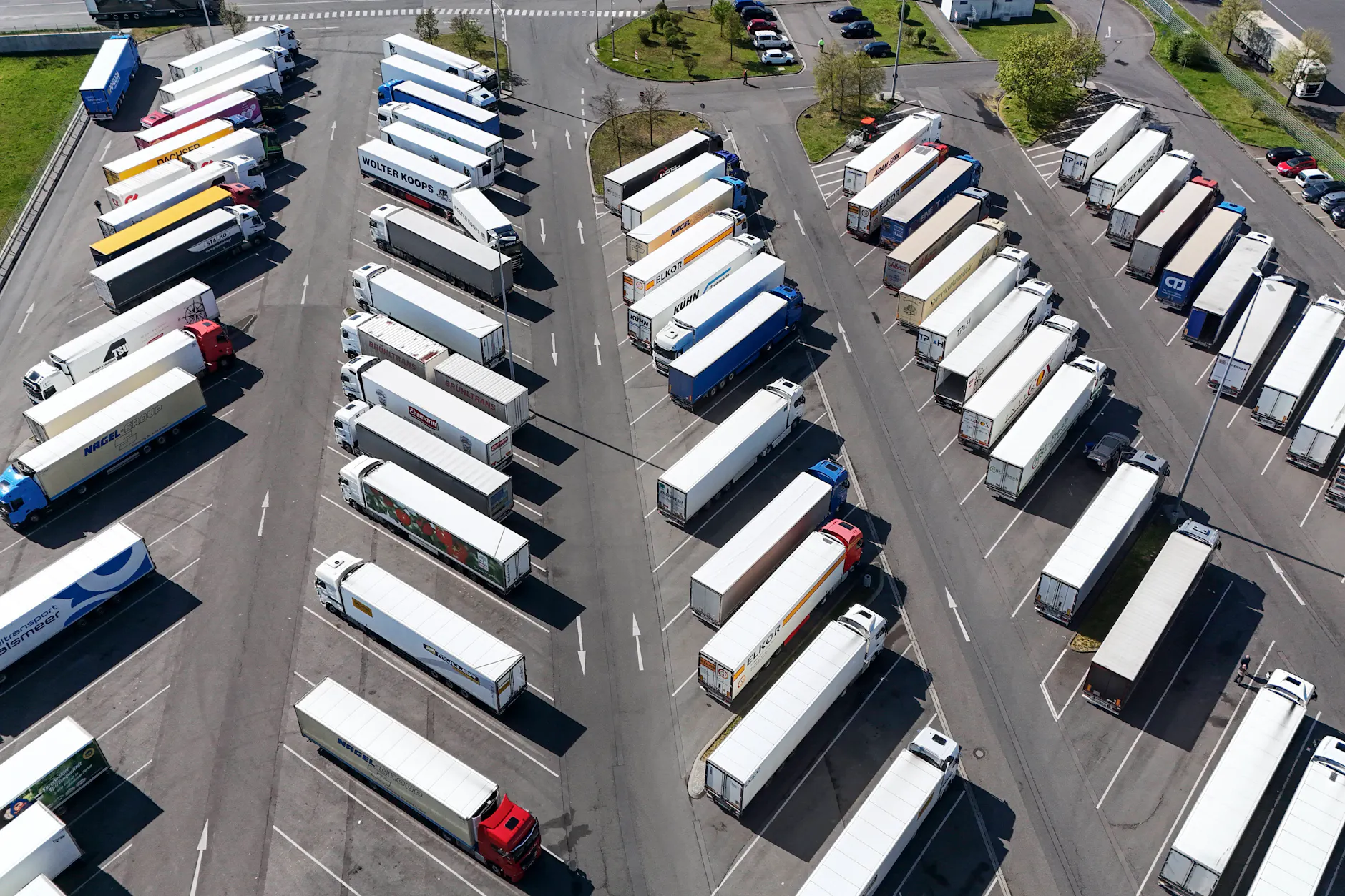 Um Geld in der aktuellen Krise zu sparen, haben viele Unternehmen ihre Routen bereits angepasst. Einige Lkw könnten dabei häufiger stehen bleiben.