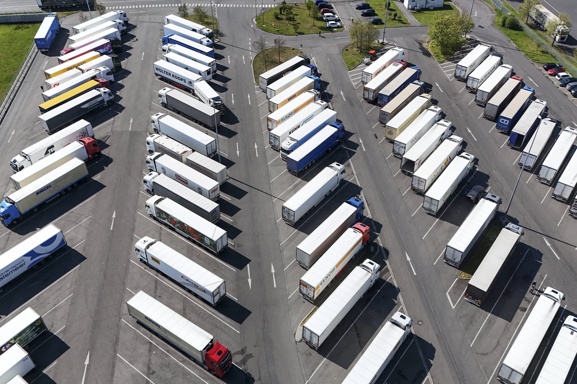 Um Geld in der aktuellen Krise zu sparen, haben viele Unternehmen ihre Routen bereits angepasst. Einige Lkw könnten dabei häufiger stehen bleiben.