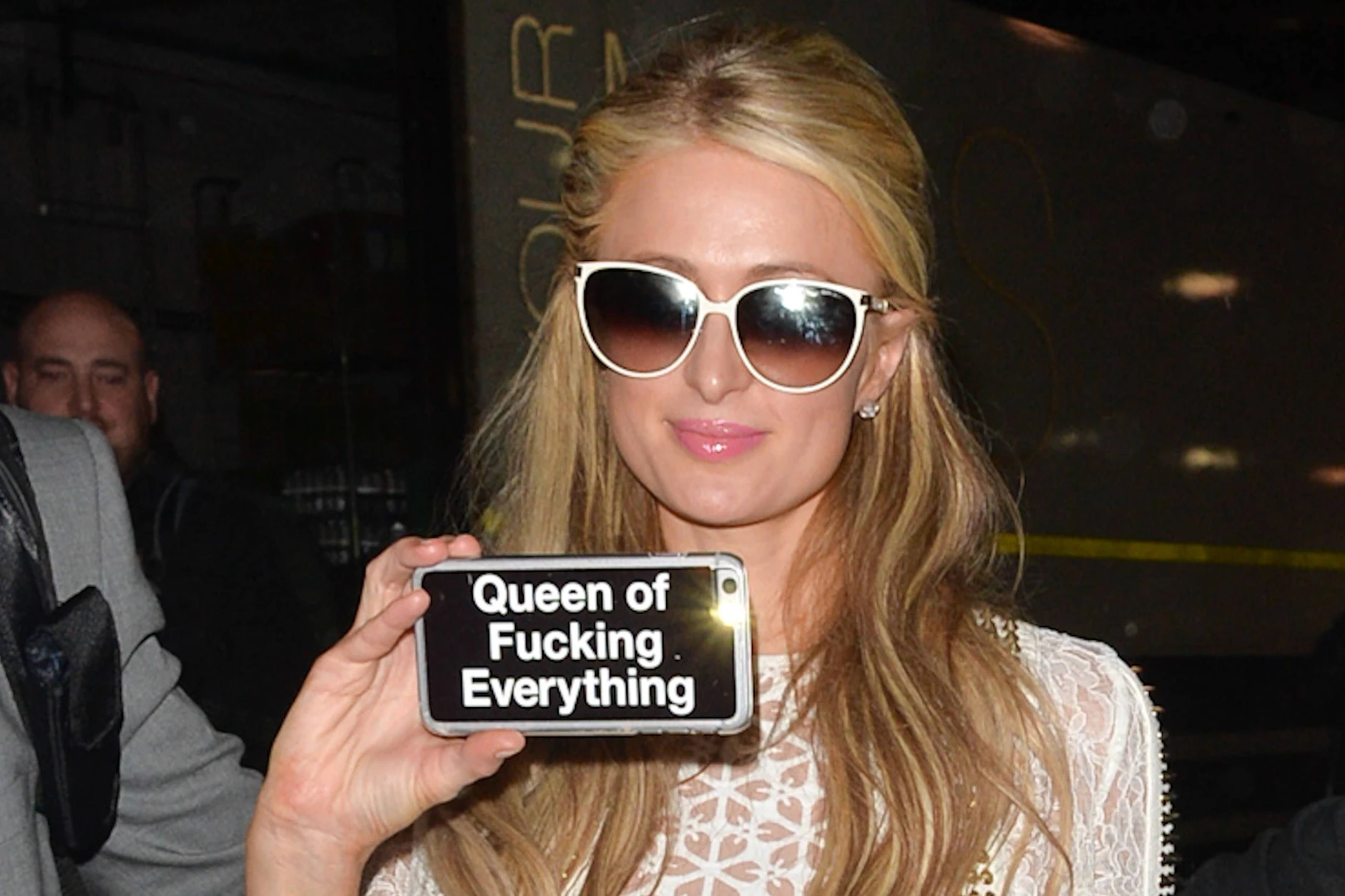 Natürlich wird bei It-Girl Paris Hilton auch das Handy zum Accessoire. Hier, 2015 in London mit ihrem Smartphone.