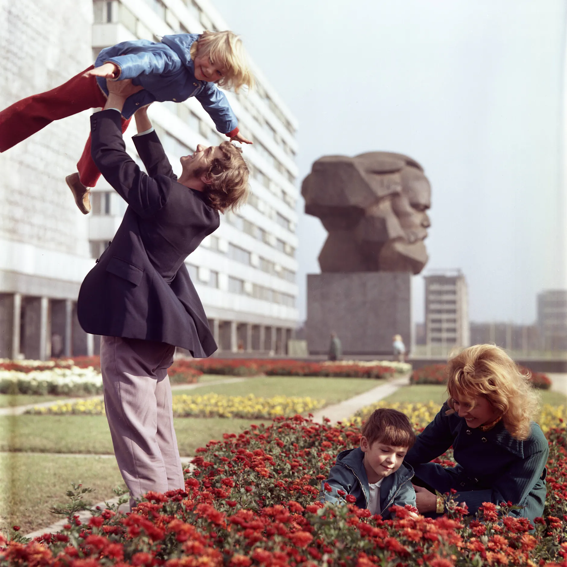Eine glückliche Familie vor dem Karl-Marx-Monument.