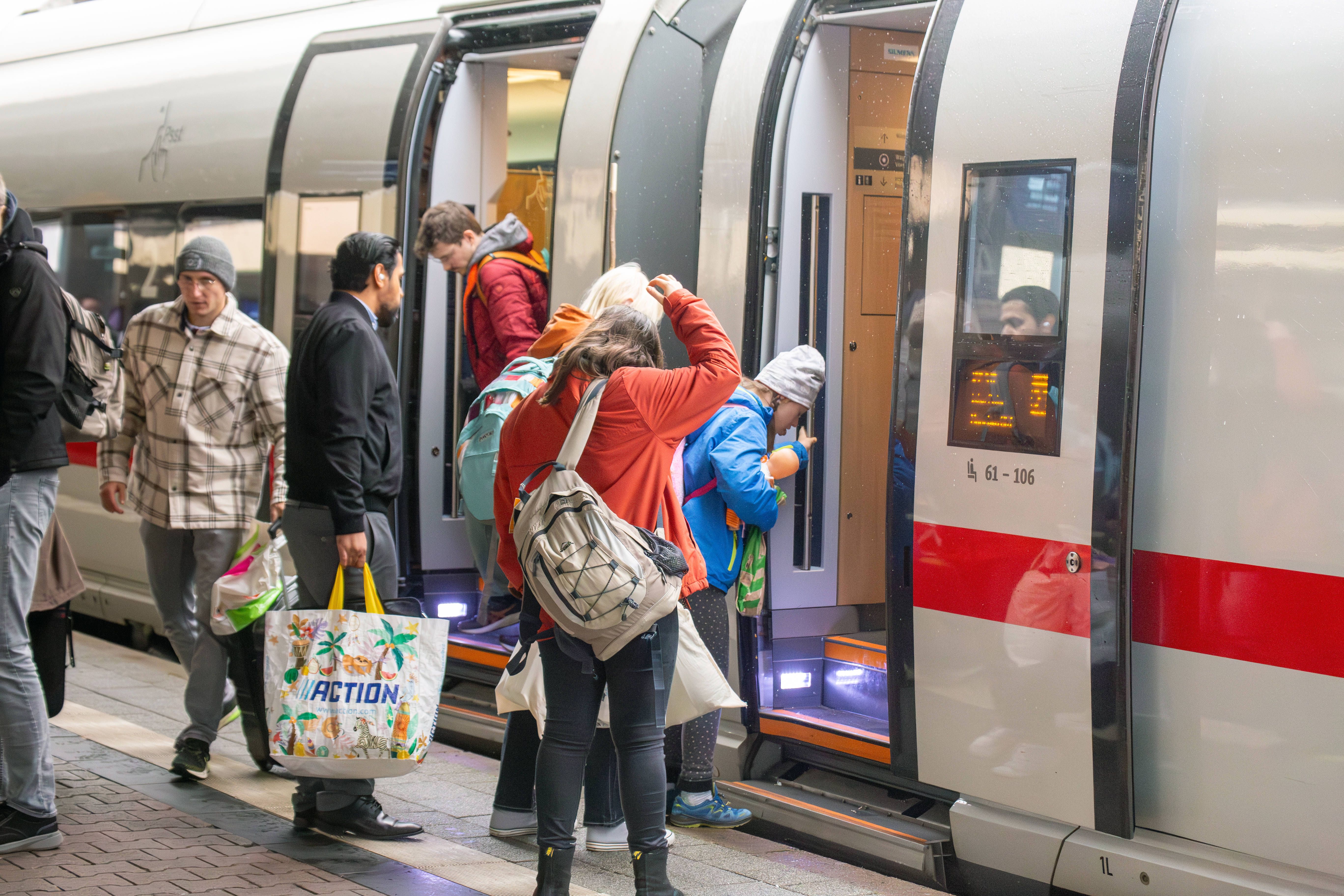 Frust über Bahn-Chaos treibt Deutsche zurück zum Auto