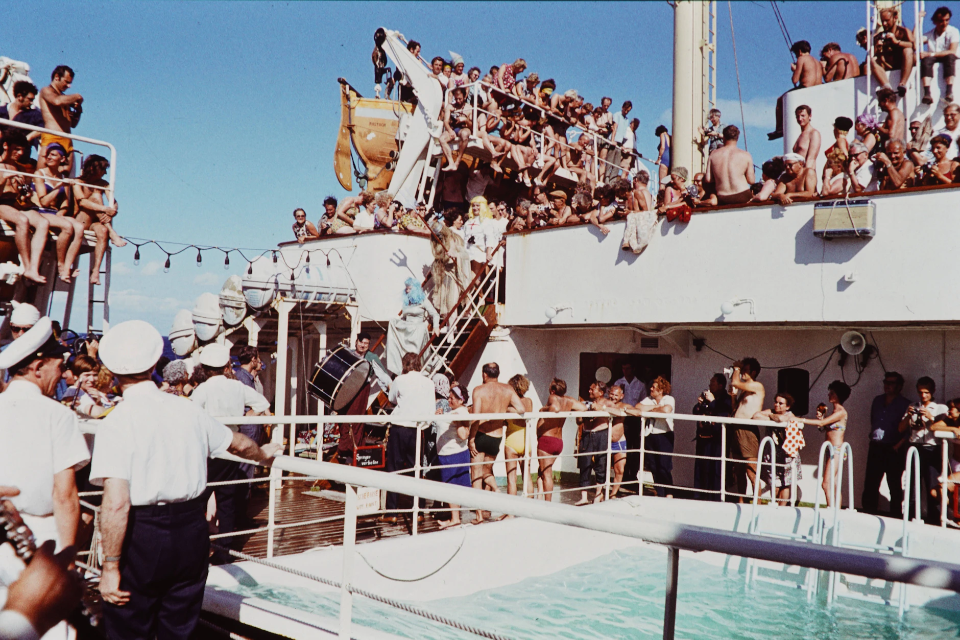 Party an Bord – DDR-Urlauber feiern auf dem Außendeck der „MS Völkerfreundschaft" rund um den Pool.
