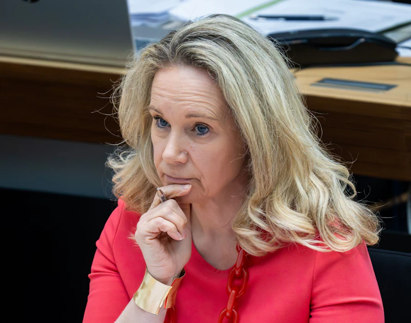 Im Fördersumpf: Warum ist Senatorin Wedl-Wilson eigentlich noch im Amt?