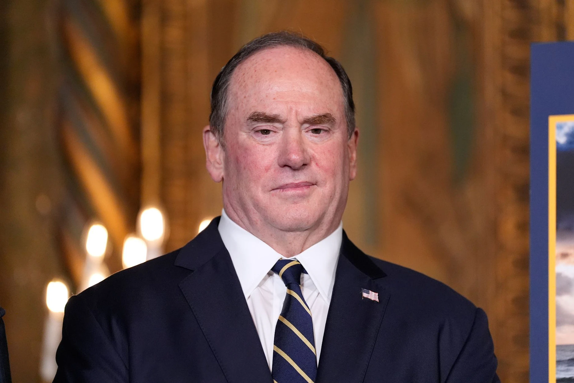 John Phelan hört zu, während US-Präsident Donald Trump in seinem Club Mar-a-Lago spricht.