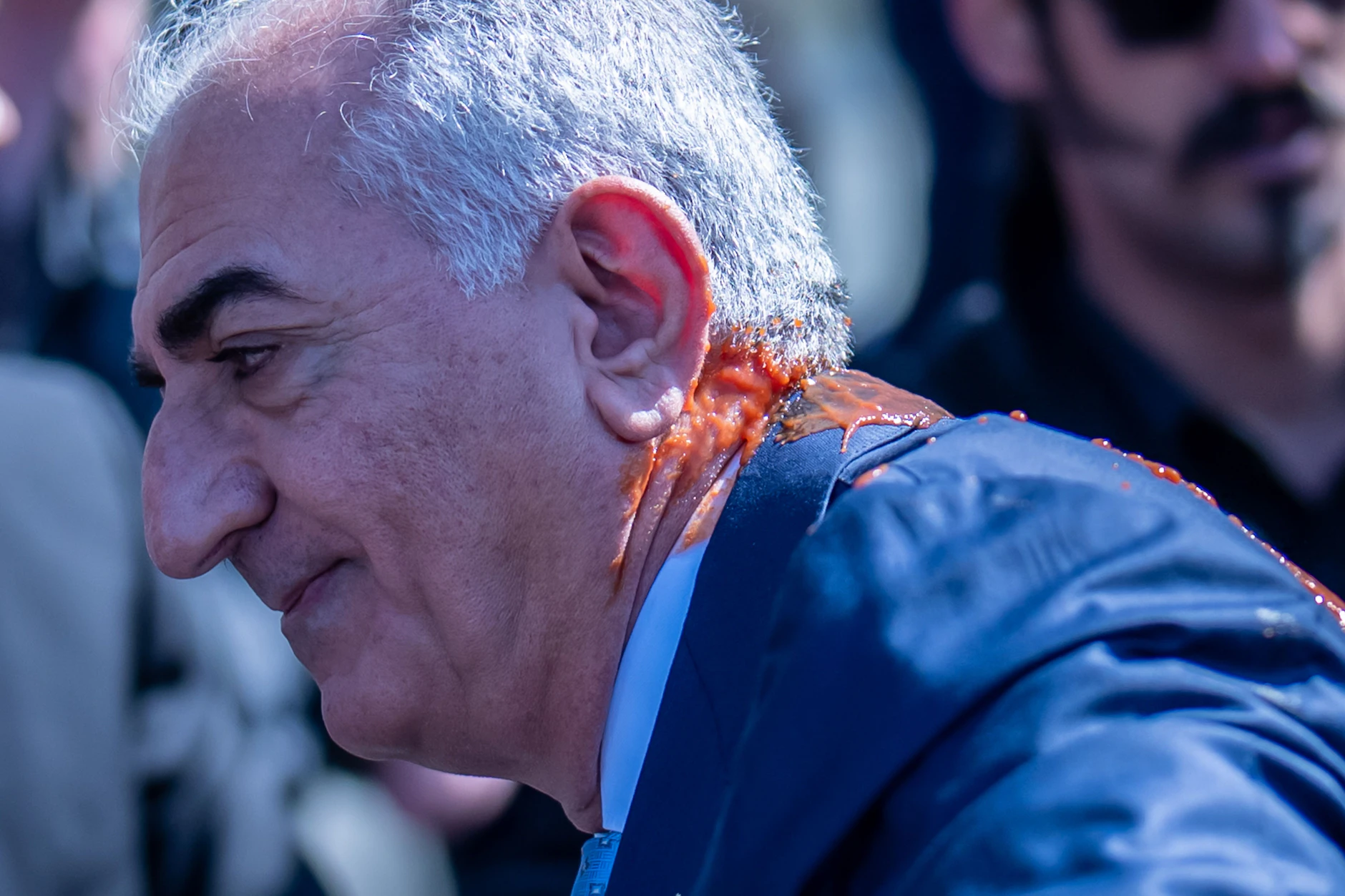 Reza Pahlavi, der Sohn des Iranischen Schah, wurde mit Tomatensauce beworfen.
