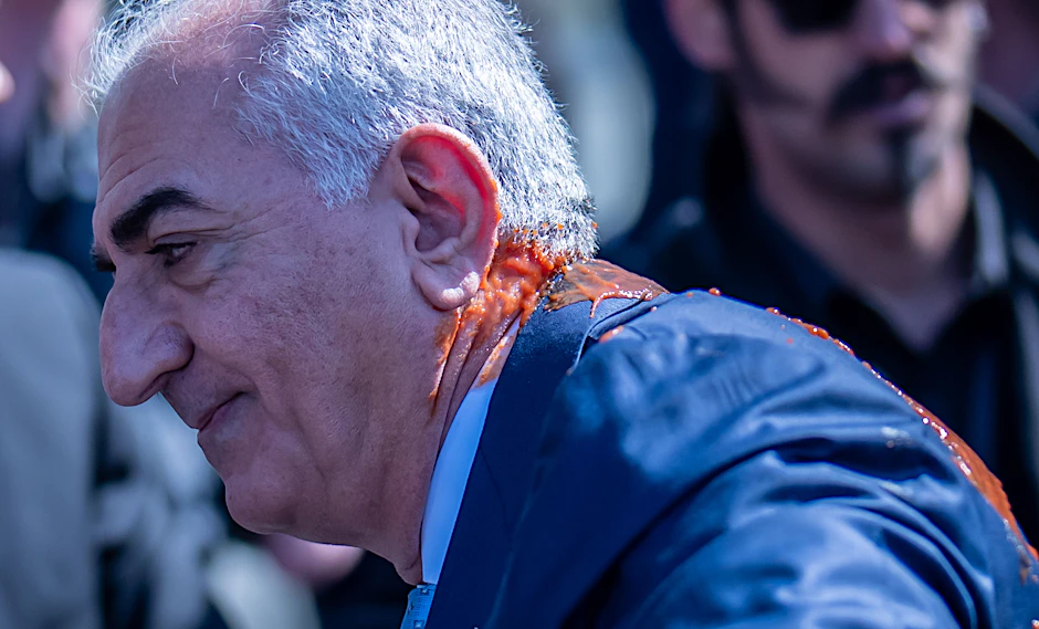 Reza Pahlavi, der Sohn des Iranischen Schah, wurde mit Tomatensauce beworfen.
