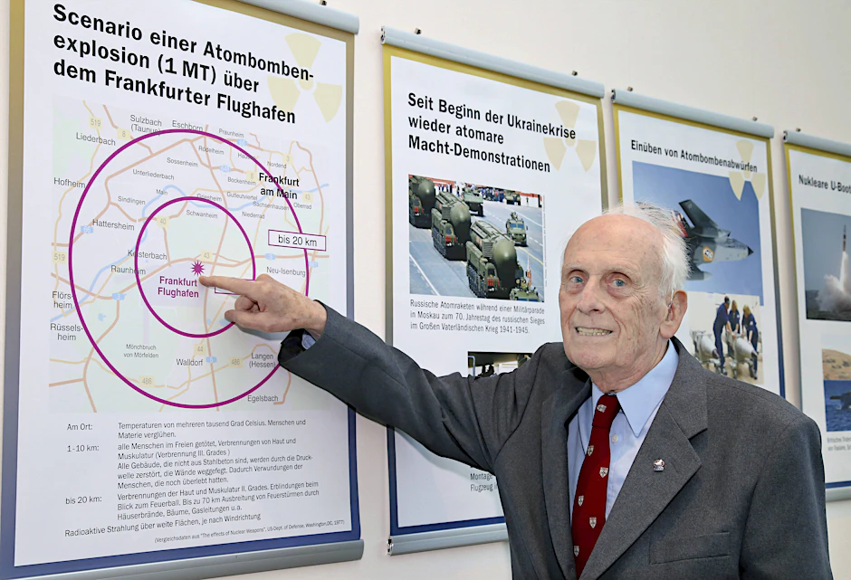 Ulrich Gottstein, Mitbegründer der deutschen Sektion der IPPNW bei der Eröffnung einer Ausstellung zu den 70. Jahrestagen der Atombombenabwürfe auf Hiroshima und Nagasaki, am Mittwochabend (08.07.2015), in Frankfurt am Main.