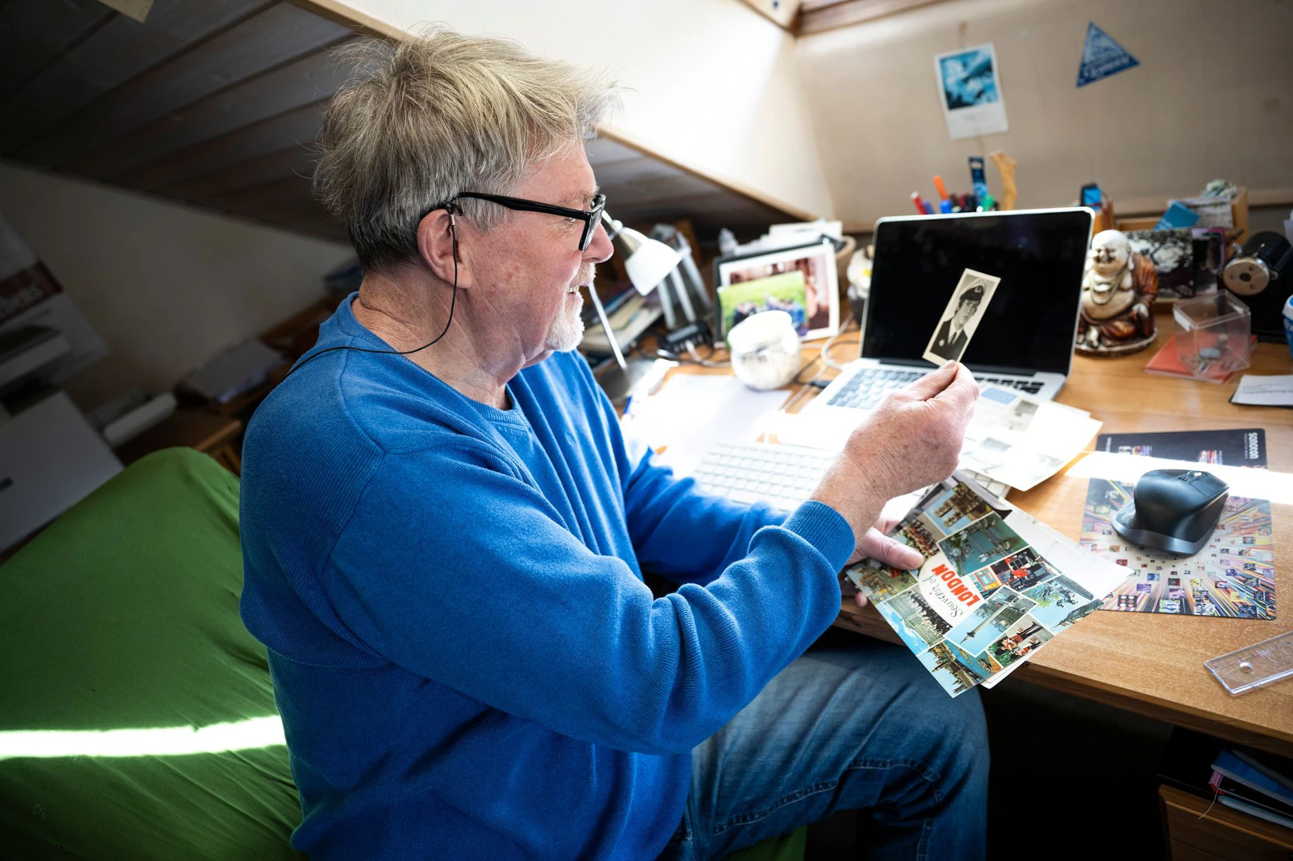 Dieter Schumann blättert in alten Fotos und erinnert sich an seine Zeit als Jungmatrose auf der „MS Völkerfreundschaft" im Jahr 1973.