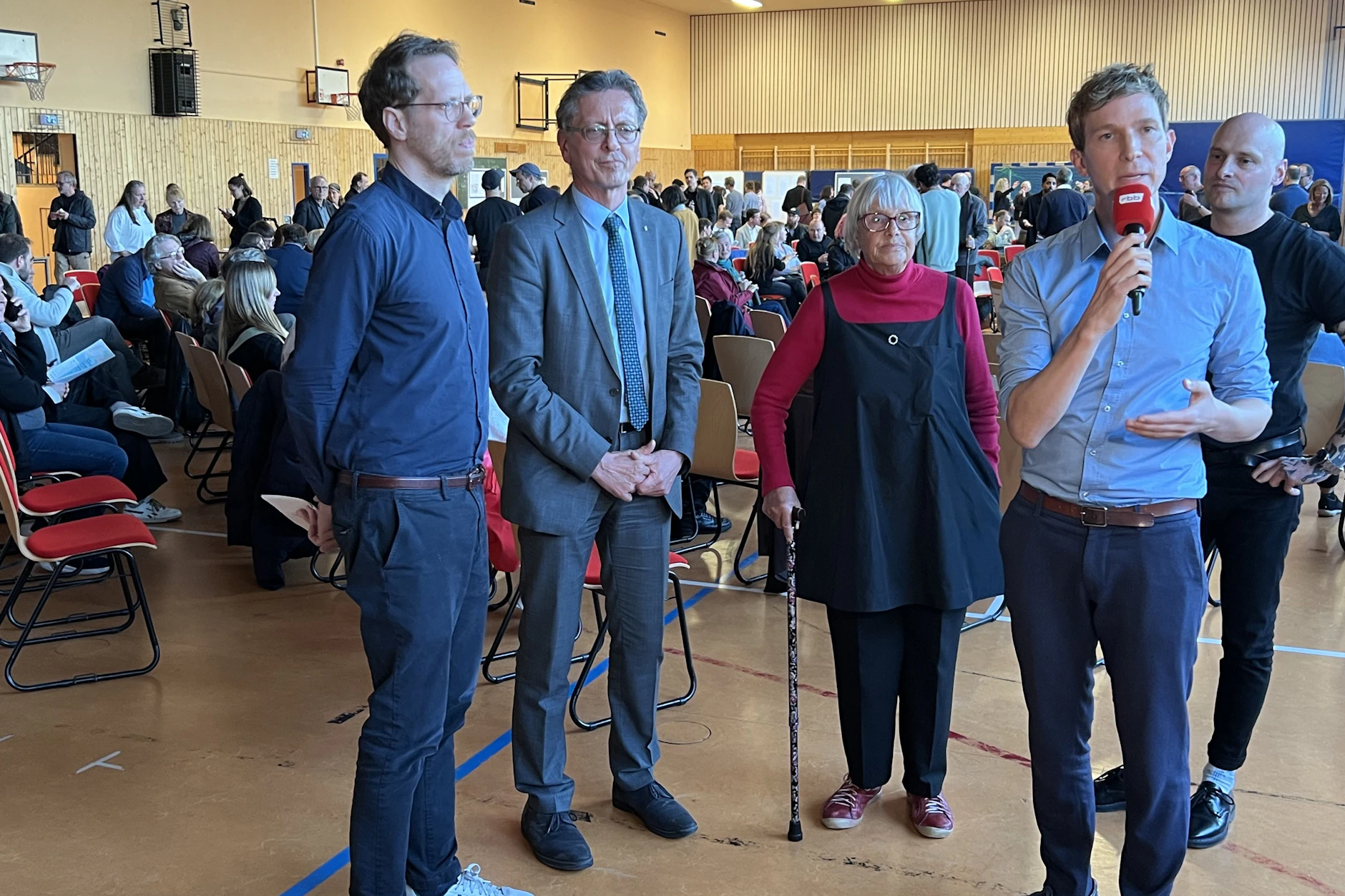 Der rbb berichtete Mittwoch im Rahmen der Abendschau live aus der Lasker-Grundschule. Rechts Moderator Arndt Breitfeld mit zwei Anwohnern. Links Florian Schmidt und Christian Gaebler.