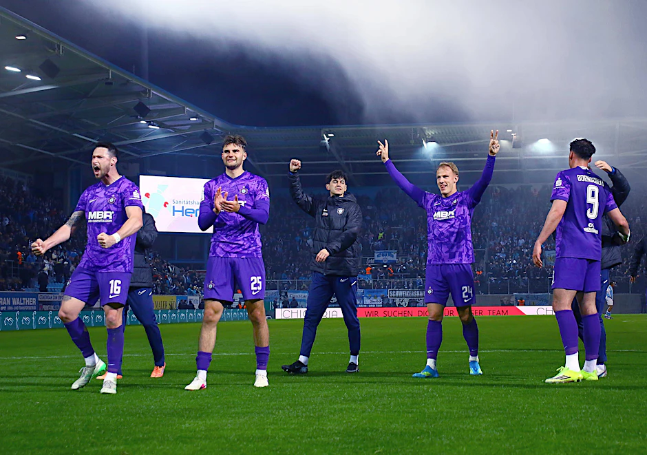 Seltener Jubel: Einige Spieler von Erzgebirge Aue durften sich nach dem Spiel gegen den Chemnitzer FC das erste Mal in diesem Jahr als Sieger fühlen.