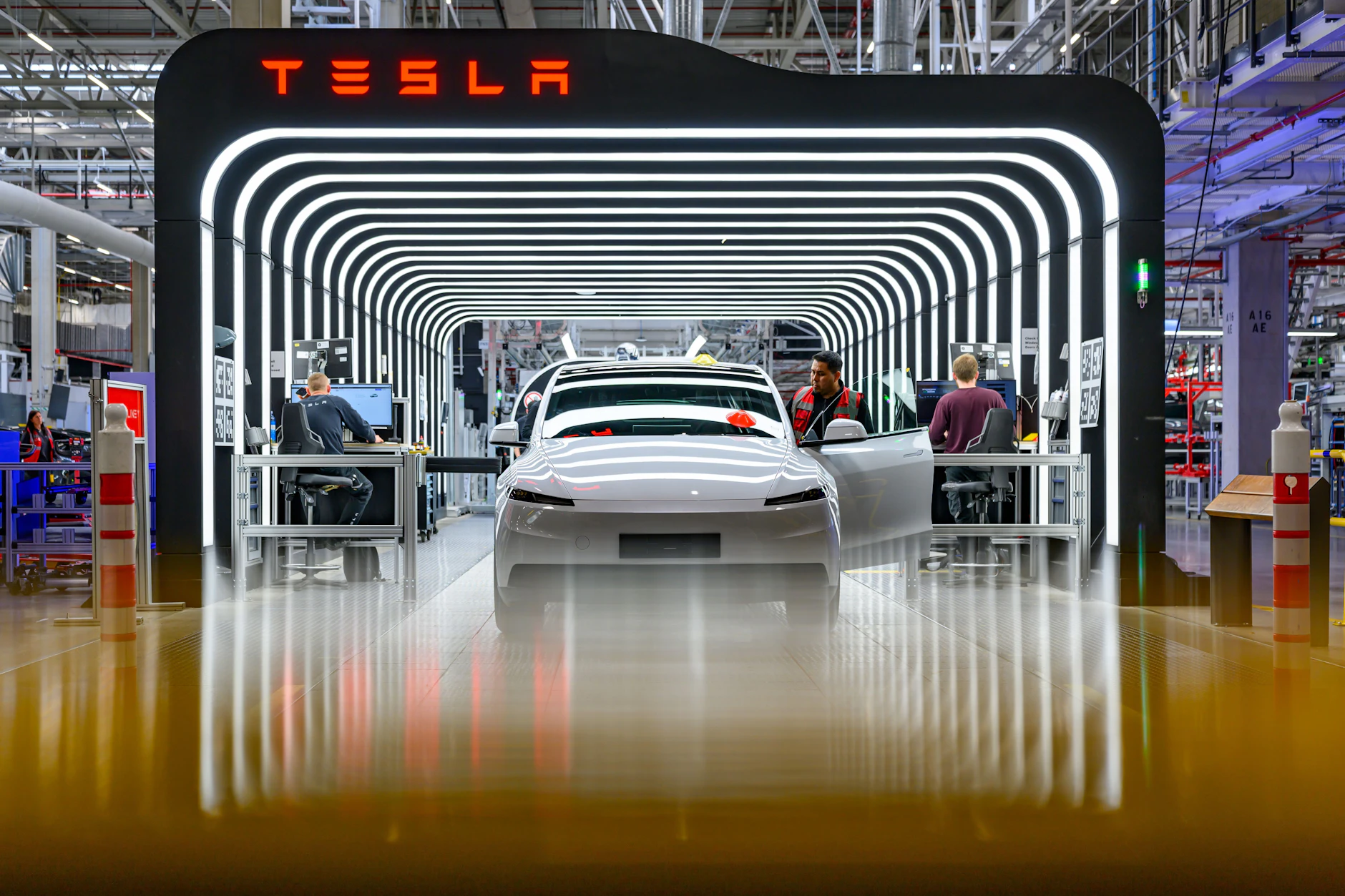 In der Gigafactory Berlin-Brandenburg werden Fahrzeuge überprüft. Tesla will die Zahl der Beschäftigten in seinem einzigen europäischen Autowerk&nbsp; um 1000 aufstocken.