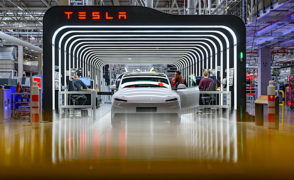 In der Gigafactory Berlin-Brandenburg werden Fahrzeuge überprüft. Tesla will die Zahl der Beschäftigten in seinem einzigen europäischen Autowerk&nbsp; um 1000 aufstocken.