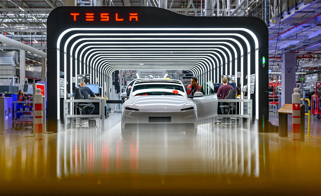 In der Gigafactory Berlin-Brandenburg werden Fahrzeuge überprüft. Tesla will die Zahl der Beschäftigten in seinem einzigen europäischen Autowerk&nbsp; um 1000 aufstocken.