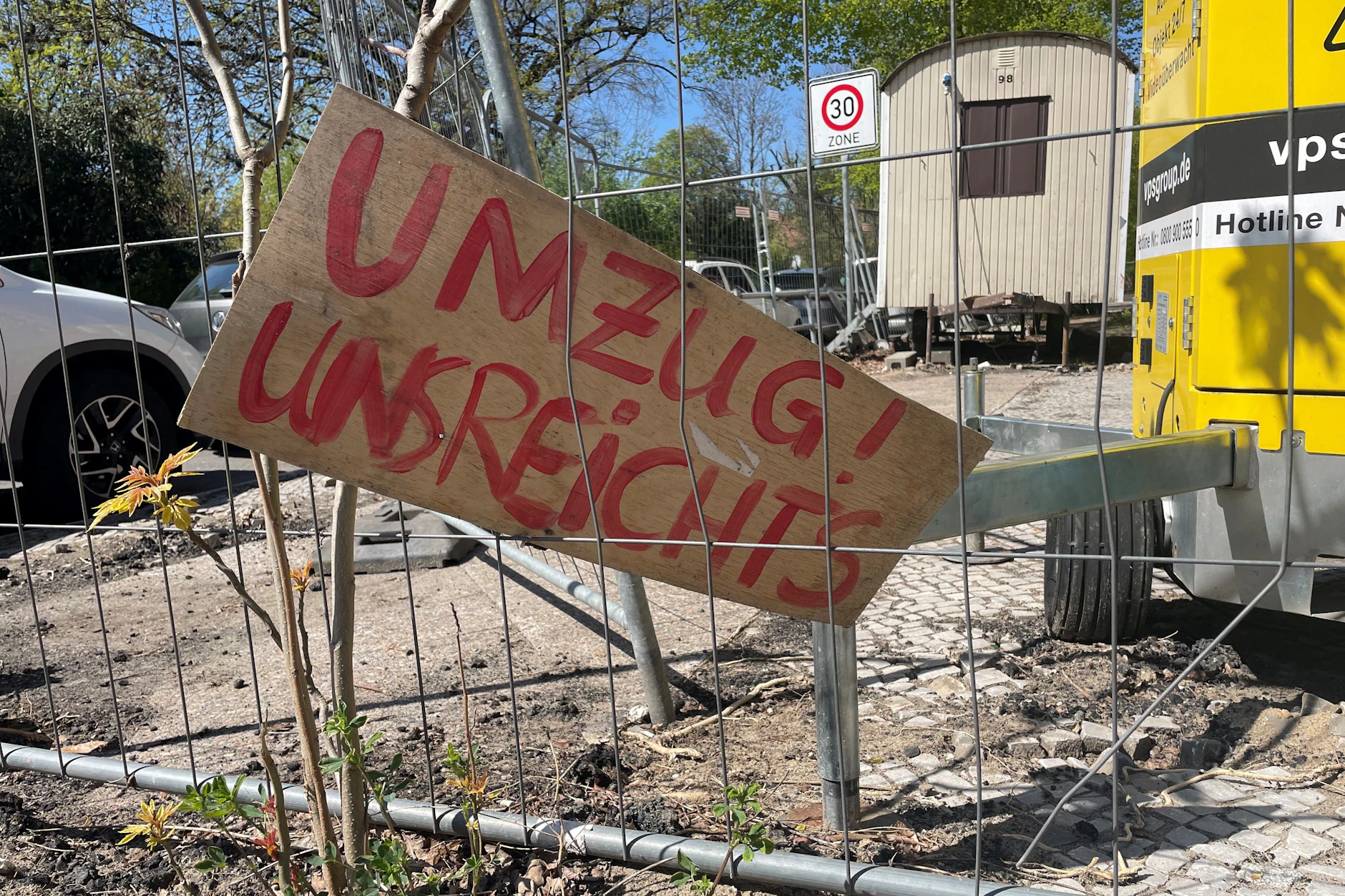 Ein Schild am Bauzaun der Grundschule kündet vom Unmut der Schüler und Lehrer.