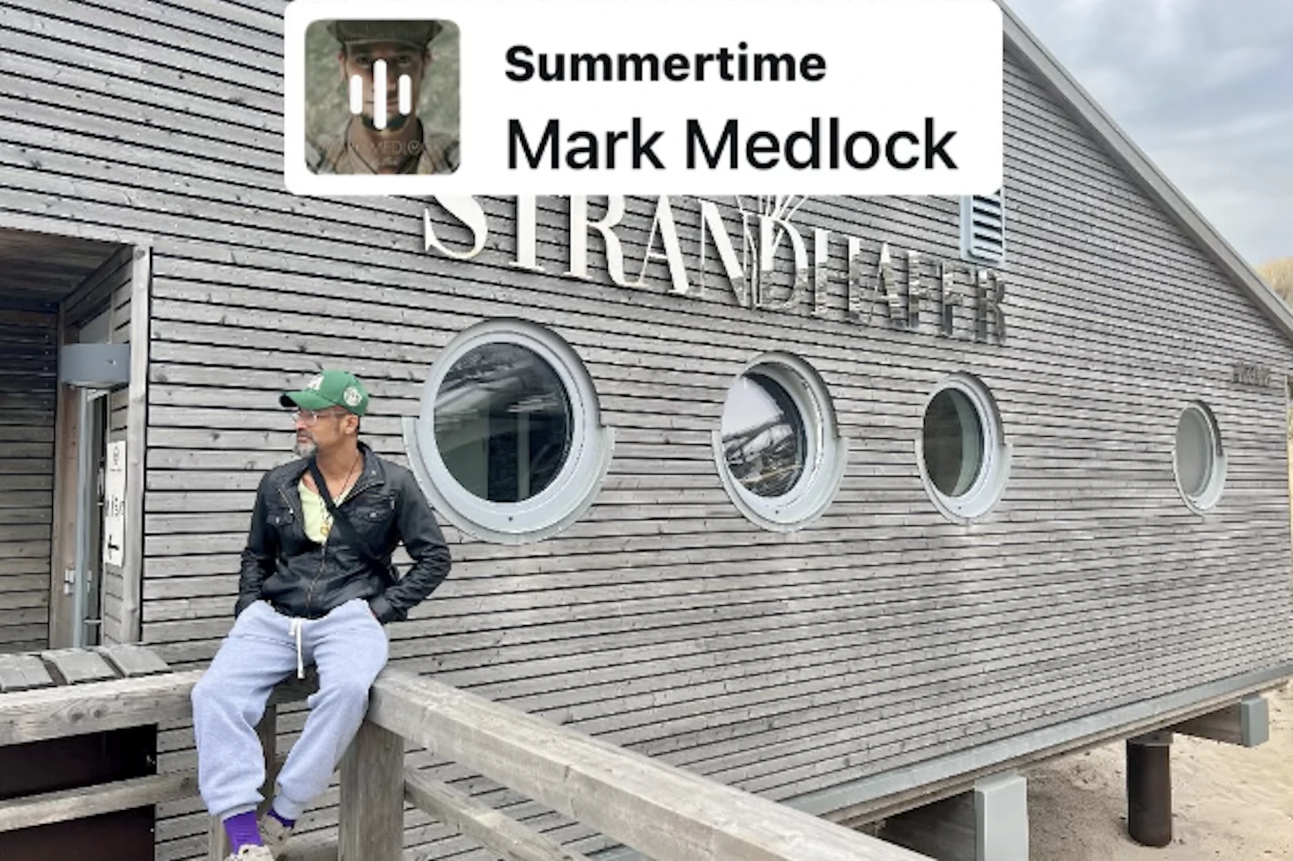 Vor einem Strandrestaurant auf Sylt posiert der Sänger für seine Instagram-Story.