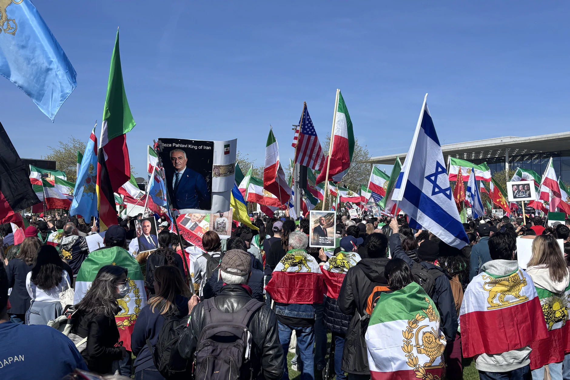 Rund 10.000 Menschen demonstrierten am Donnerstag am Reichstag für Pahlavi.