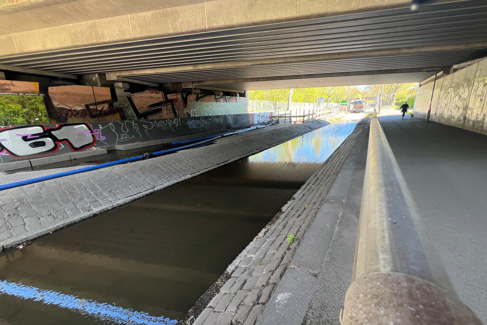 Unter der Brücke ist die Gegenspur mal wieder unterspült - Folge des Regenfalls von Sonntag und Montag.